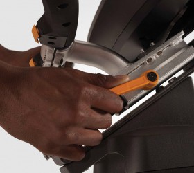 Рукоятки регулируются очень просто с помощью рычажка "вверх-вниз", а сиденье с помощью рычажка "поверни-потяни" для идеального положения во время длительных тренировок