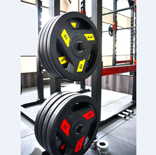 Олимпийский обрезиненный диск AeroFit 1.25 кг, черно-желтый. Посадочное кольцо из нержавеющей стали, Ø 51,5 мм