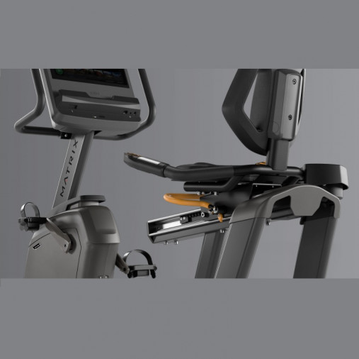 Горизонтальный велотренажер Matrix Lifestyle. Консоль Premium LED